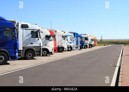 Lkw auf einem Parkplatz Stockfoto