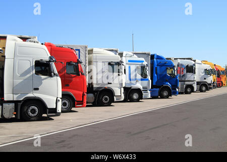 Lkw auf einem Parkplatz Stockfoto