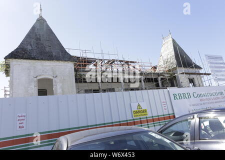 Les travaux konsistente à réparer La toiture et sa ECB Sàrl, le Plancher les Corniches et les charpentes De parois, de même que la Peinture et les s Stockfoto