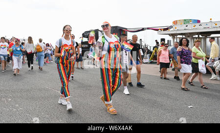 Brighton UK 3. August 2019 - Frühe Ankunft vorbereiten und in die Party Stimmung vor der Teilnahme an der jährlichen Brighton und Hove Pride Parade ab der Küste, bevor Sie durch die Stadt und an Preston Park, wo Kylie Minogue ist fällig am Abend durchzuführen. Hunderttausende Besucher werden erwartet in diesem Jahr über das Wochenende zu nehmen. Foto: Simon Dack/Alamy leben Nachrichten Stockfoto