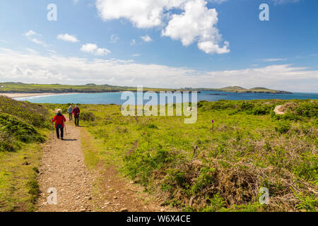 Wanderer auf dem Pembrokeshire Coast National Park Küstenweg über Whitesands Bay, Wales, Großbritannien Stockfoto
