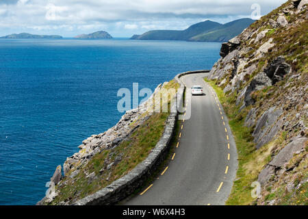 Malerische Slea Head Drive Küstenstraße am Slea Head mit Great Blasket Island in der Ferne - Halbinsel Dingle in der Grafschaft Kerry, Republik von Irland Stockfoto