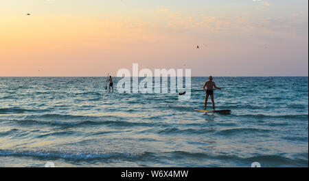 Dubai, VAE - Dec 7, 2018. Personen, die auf das Meer bei Sonnenuntergang in der Nähe des Burj al-Arab Hotel in Dubai, VAE. Stockfoto