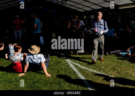 Cambridge, Großbritannien. 2. August 2019. Menschenmassen im Sonnenschein auf dem Cambridge Folk Festival. Richard Etteridge/Alamy leben Nachrichten Stockfoto