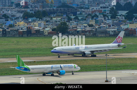 Saigon, Vietnam - May 13, 2019. Passagierflugzeuge auf Start- und Landebahn des Flughafen Tan Son Nhat (SGN) in Saigon, Vietnam rollen. Stockfoto