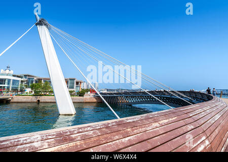 Weiß moderne Brücke, Qingdao Olympic Sailing Center, China. Stockfoto