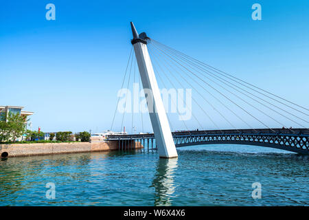 Weiß moderne Brücke, Qingdao Olympic Sailing Center, China. Stockfoto