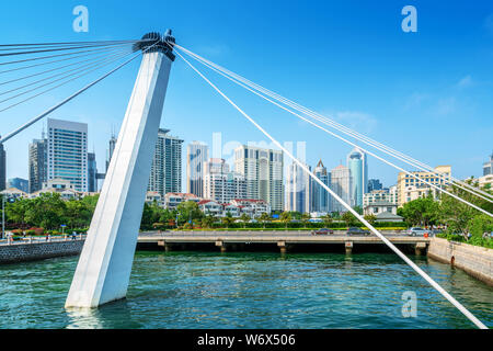 Weiß moderne Brücke, Qingdao Olympic Sailing Center, China. Stockfoto