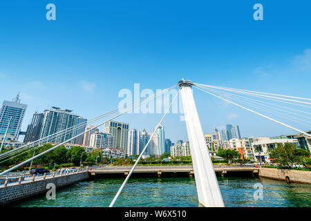 Weiß moderne Brücke, Qingdao Olympic Sailing Center, China. Stockfoto