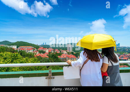 Junge Mädchen schaut sich die Landschaft in den Bergen, Qingdao, China. Stockfoto