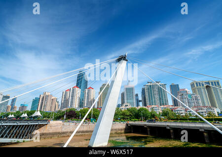 Weiß moderne Brücke, Qingdao Olympic Sailing Center, China. Stockfoto