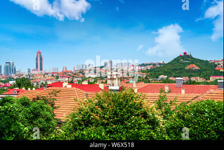 Rotes Haus und Wald in Qingdao, China Stockfoto