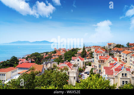 Rotes Haus und Wald in Qingdao, China Stockfoto