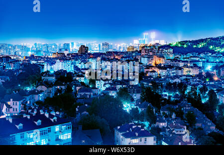 Rotes Haus und Wald in Qingdao, China Stockfoto