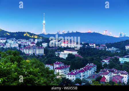 Rotes Haus und Wald in Qingdao, China Stockfoto