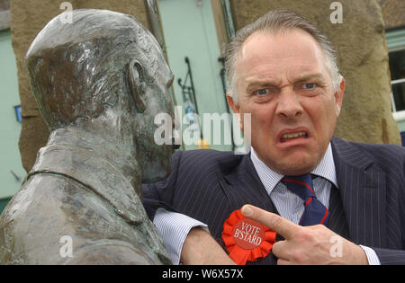 Schauspieler Rik Mayall auf Rundgang in Charakter als MP Alan'S B-tard, Förderung der tourneetheater Produktion der 'New Statesman', die er in den Hauptrollen bei Malvern Theater war. Church Street, Great Malvern, Worcestershire. 15/05/2007 Alan B tard mit einer Statue des Komponisten Sir Edward Elgar. Stockfoto