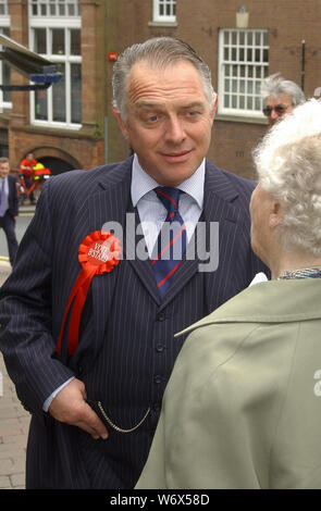 Schauspieler Rik Mayall auf Rundgang in Charakter als MP Alan'S B-tard, Förderung der tourneetheater Produktion der 'New Statesman', die er in den Hauptrollen bei Malvern Theater war. Church Street, Great Malvern, Worcestershire. 15/05/2007 Stockfoto