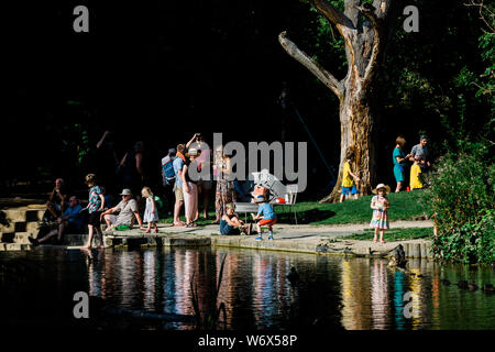 Cambridge, Großbritannien. 2. August 2019. Menschenmassen im Sonnenschein auf dem Cambridge Folk Festival. Richard Etteridge/Alamy leben Nachrichten Stockfoto