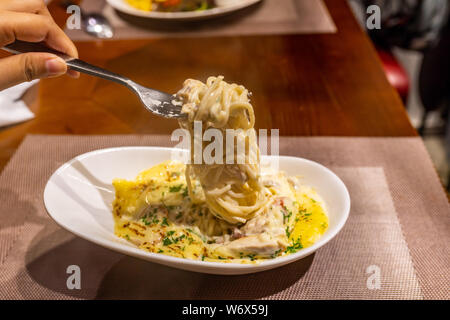 Spaghetti mit cremigen Alfredo Sauce und Petersilie im Restaurant Stockfoto