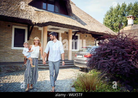 Glückliche Familie mit niedlichen Tochter spazieren gehen Stockfoto