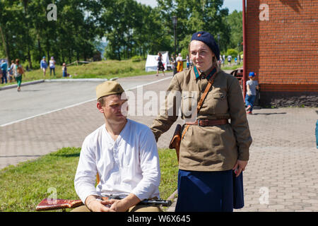 Novokuznetsk. Russland. 07.07.2019. Soldaten der russischen und deutschen Armee in die Rekonstruktion des Zweiten Weltkriegs. Stockfoto