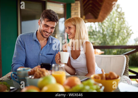 Junges Paar beim Frühstück außerhalb Stockfoto