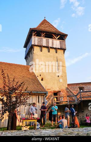 Alma Vii, Rumänien - Juli 27, 2019: die Menschen an einem Brunch und Weinprobe in der Wehrkirche von Alma Vii, Siebenbürgen, Rumänien. Stockfoto