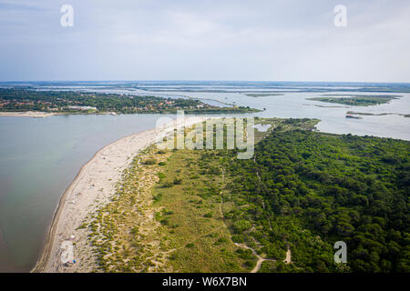 Antenne Landschaft Blick auf eine grosse Wolke Bildung von einer Drohne über Colli Euganei, geschützten Park Stockfoto