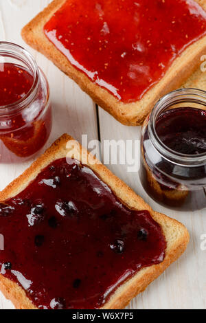 Nahaufnahme auf Toast mit Marmelade Stockfoto