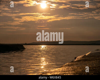 Blick auf den Velence See bei Sonnenuntergang in Ungarn, Europa. Stockfoto