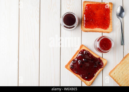 Toast mit Heidelbeere und Himbeere Stockfoto