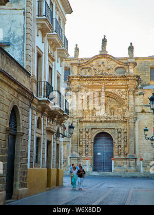 Principal Fassade der großen Klosterkirche und die Basilika Nuestra Señora de los Milagros. El Puerto de Santa Maria. Cadiz, Andalusien, Spanien. Stockfoto