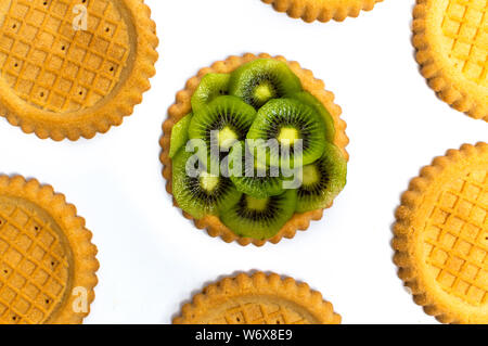 Golden Kekse mit Kiwi auf weißem Hintergrund Stockfoto