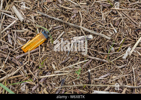 Entsorgte Plastikmüll am Rande eines Flusses an der Küste / Strand in Suffolk. Weggeworfenen anstatt recycelt, wodurch eine Gefahr für die Umwelt Stockfoto