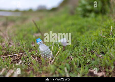 Entsorgte Plastikmüll am Rande eines Flusses an der Küste / Strand in Suffolk. Weggeworfenen anstatt recycelt, wodurch eine Gefahr für die Umwelt Stockfoto