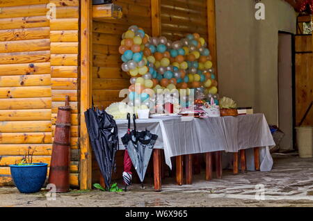 Outdoor Party in Rila Park mit bunten Luftballons, Kuchen und Geschenke an einem regnerischen Tag in der Nähe von Sliven, Bulgarien eingerichtet Stockfoto