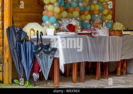 Outdoor Party in Rila Park mit bunten Luftballons, Kuchen und Geschenke an einem regnerischen Tag in der Nähe von Sliven, Bulgarien eingerichtet Stockfoto