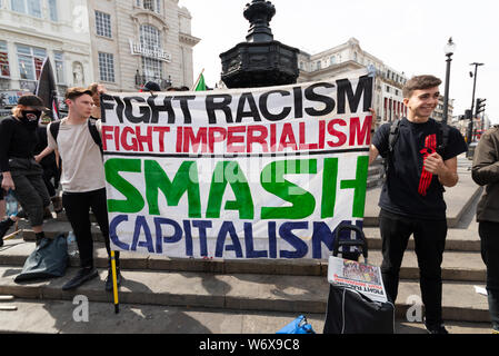 Eine Rallye findet in London aus Protest gegen die Inhaftierung von Stephen Yaxley-Lennon, die unter dem Namen Tommy Robinson, und verbüßt eine Haftstrafe im Belmarsh Prison in wegen Missachtung des Gerichts gefunden. Gruppen haben organisierte eine März es zu widersetzen. Banner, Kampf gegen Rassismus, Imperialismus, Smash Kapitalismus kämpfen Stockfoto