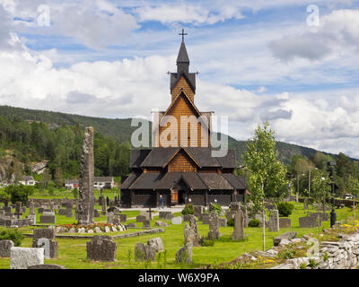 Heddal Stabkirche aus dem Mittelalter, ein Paradebeispiel der Norwegischen Holz- Architektur und eine touristische Attraktion Stockfoto