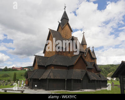 Heddal Stabkirche aus dem Mittelalter, ein Paradebeispiel der Norwegischen Holz- Architektur und eine touristische Attraktion Stockfoto