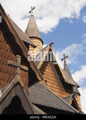 Heddal Stabkirche aus dem Mittelalter, ein Paradebeispiel der Norwegischen Holz- Architektur und eine touristische Attraktion, geschnitzte Kreuze, Fliesen, Dach Stockfoto