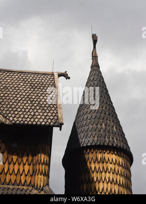 Heddal Stabkirche aus dem Mittelalter, ein Paradebeispiel der Norwegischen Holz- Architektur und eine touristische Attraktion, Turm, geschnitzte Figur, Fliesen Stockfoto