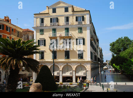 Die liston in Korfu mit Arkaden Terrassen und modischen Cafés, in der Nähe Platz Spianada, Corfu-City (Griechenland) Stockfoto