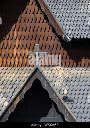 Heddal Stabkirche aus dem Mittelalter, ein Paradebeispiel der Norwegischen Holz- Architektur und eine touristische Attraktion, Detail mit Holz Fliesen Stockfoto