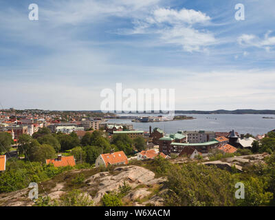 Panorama Blick auf die kleine Stadt von Lysekil an der Westküste von Schweden, ein idyllischer Sommerurlaub Ziel Stockfoto