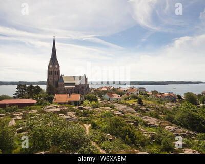 Panorama Blick auf die kleine Stadt von Lysekil mit seiner Kirche, an der Westküste von Schweden, ein idyllischer Sommerurlaub Ziel Stockfoto