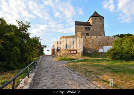 BEDZIN, Polen - 15. Juli 2019: Mittelalterliche Bedzin Schloss im südlichen Polen. Die steinerne Festung stammt aus dem 14. Jahrhundert. Europa Stockfoto