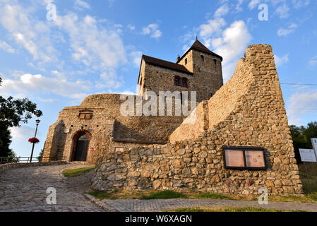 BEDZIN, Polen - 15. Juli 2019: Mittelalterliche Bedzin Schloss im südlichen Polen. Die steinerne Festung stammt aus dem 14. Jahrhundert. Europa Stockfoto