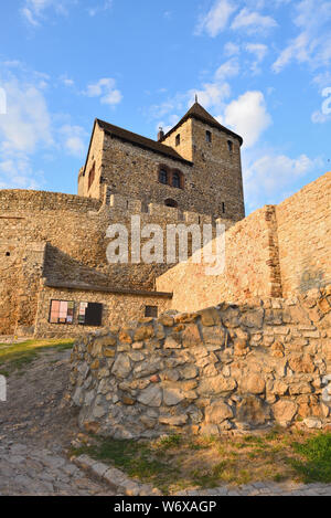 BEDZIN, Polen - 15. Juli 2019: Mittelalterliche Bedzin Schloss im südlichen Polen. Die steinerne Festung stammt aus dem 14. Jahrhundert. Europa Stockfoto