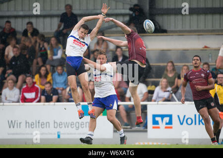 Heidelberg, Deutschland. 28. Juli 2019. Deutschen Meisterschaften in sieben Mann Rugby am 27. und 28. Juli 2019 in Heidelberg. TSV Handschuhsheim gegen den Berliner RC. Beide Spieler verpassen den Kick. In der Mitte des Bildes Jaco Otto (Handschuhsheim) hebt seine Mannschaftskameraden. Credit: Jürgen Kessler/Kessler-Sportfotografie/dpa/Alamy leben Nachrichten Stockfoto